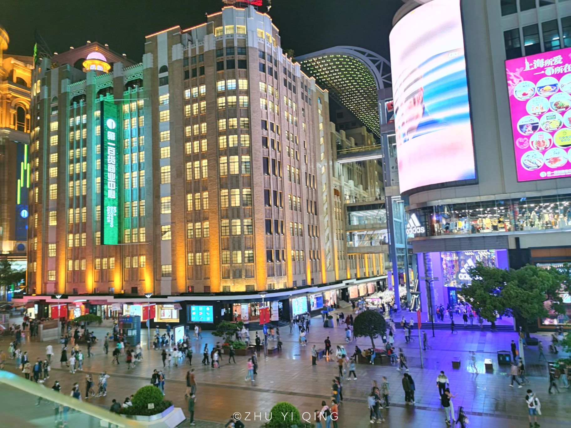 实拍五一小长假上海南京路夜景人潮汹涌与往年情况无异