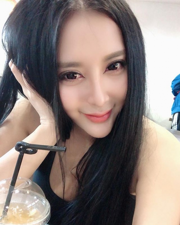 越南巨亮车灯妹pongkyubi因穿着大胆引网友斥责