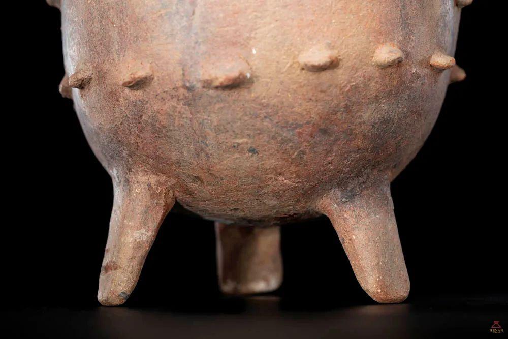 中原藏珍乳钉纹红陶鼎