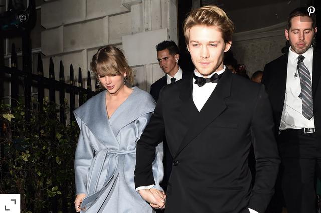 原创taylor男友晒家中宠物猫霉霉在男友面前好温顺尽显小女生姿态