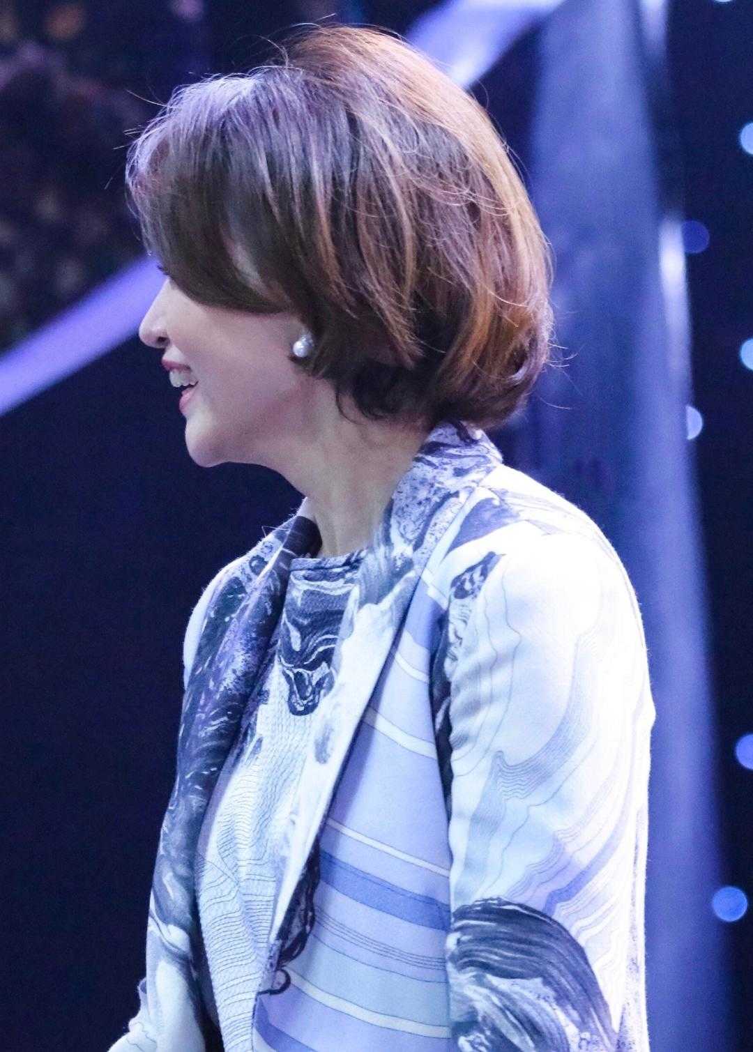 原创我的天啊董卿不愧是著名主持人身穿印花西服现身高级又减龄