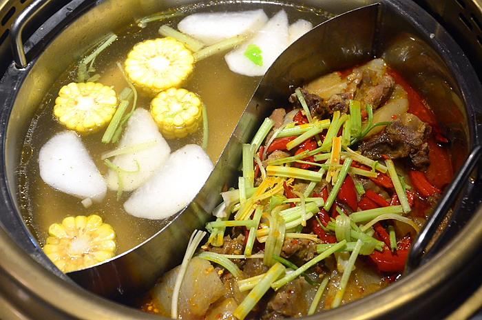 上锅底,我们选择的是鸳鸯锅,一边是牛骨高汤锅底,另一边就是霸王锅了.