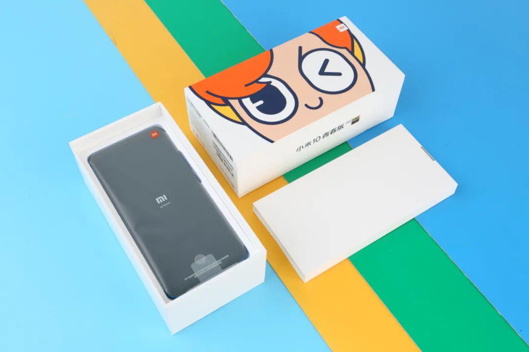 包装盒侧面,不仅标注了机型,还展示了小米10青春版的两个特性:支持5g