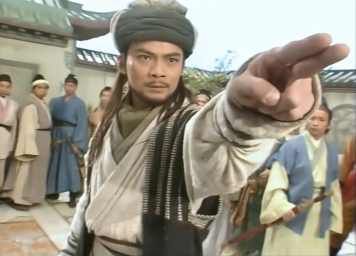 1, 天山童姥武功极强,不仅有天山折梅手,还有暗器生死符,内力相当精湛