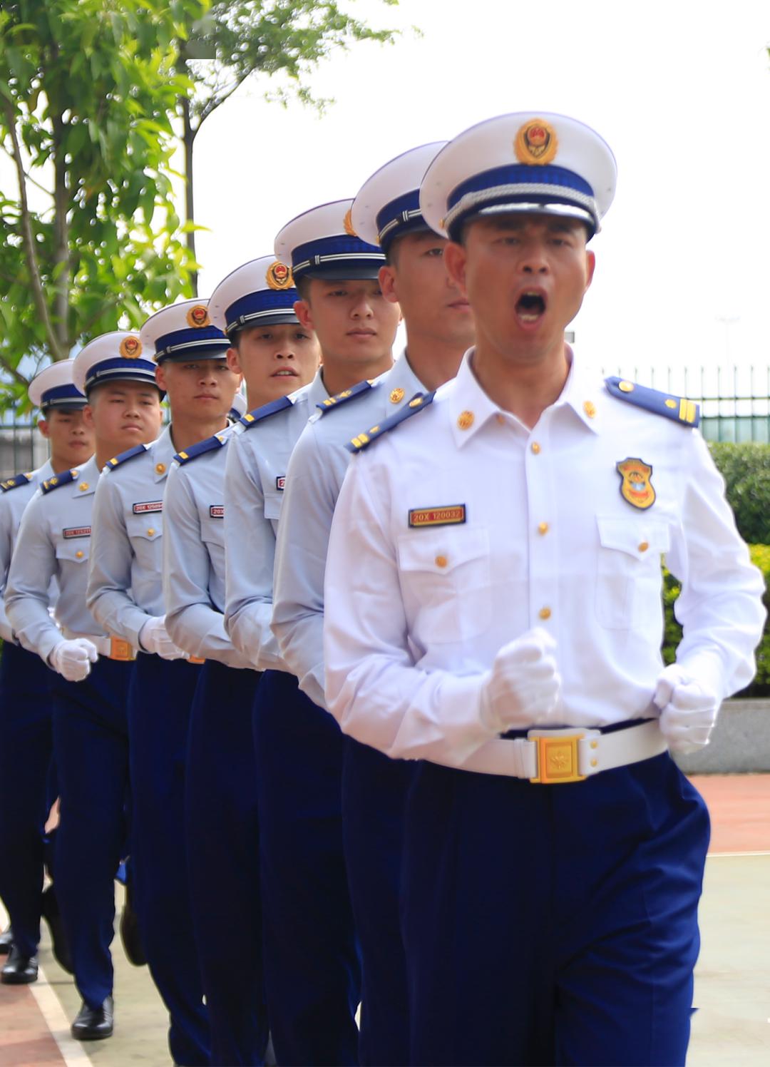 会操过程中,指挥员口令清晰,声音洪亮,指挥准确,队列人员仪容严整