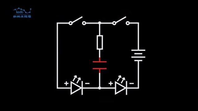 圖中這個看起來有點像電源符號的就是電容器的符號.