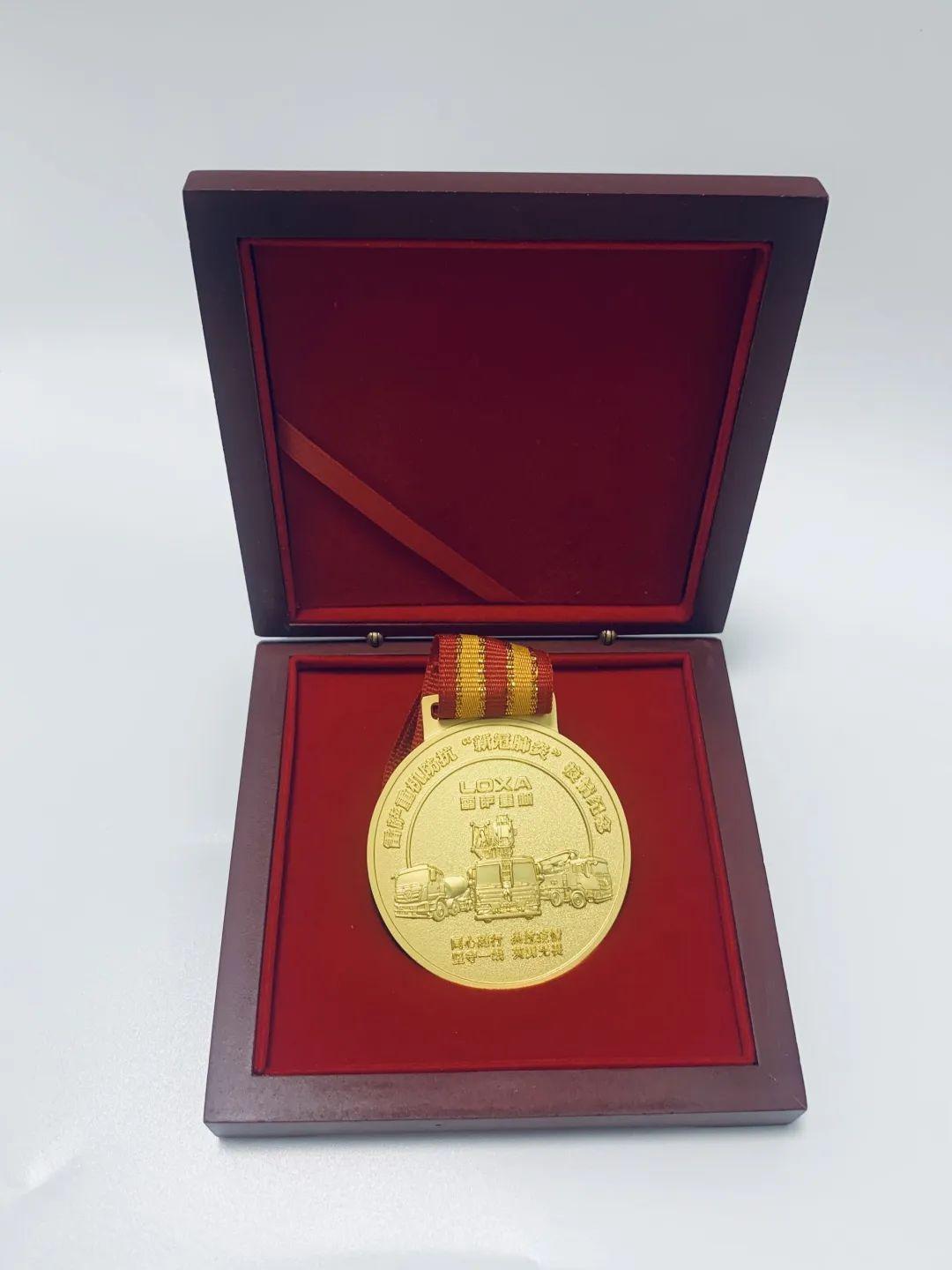 精工细作,承载不凡内涵正面:坚守奋战,致敬英雄本纪念章采用先进冲压