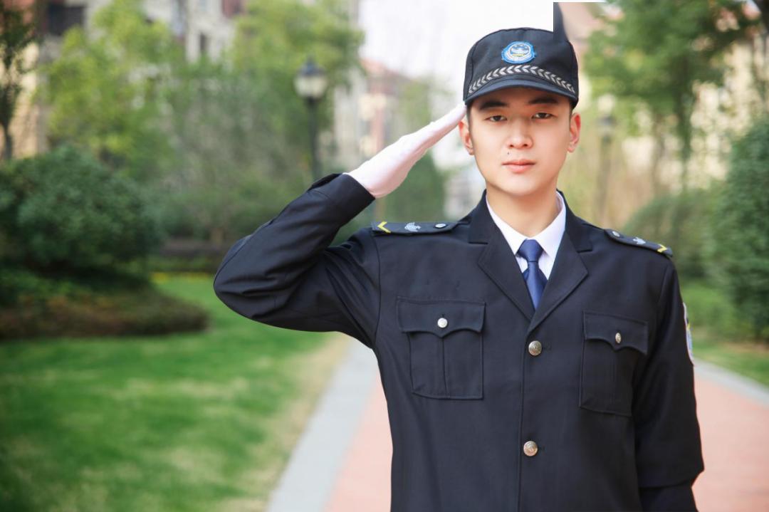 简单说,"小青虎"就是联系服务贫困家庭的待业青年,帮助协调保安等工作