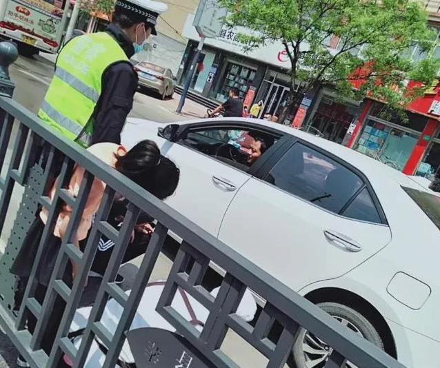 聊城莘县这名交警街头为小女孩捡球网友称赞你蹲地的姿势真帅