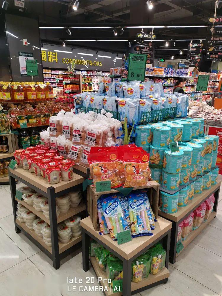 一组最新武汉中百超市的应季商品陈列图片,供参考
