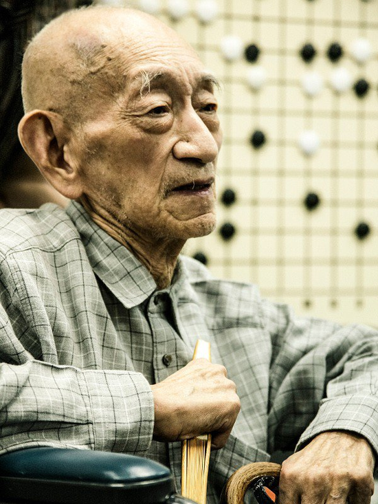 这个人想必你们不会陌生,他就是吴清源.