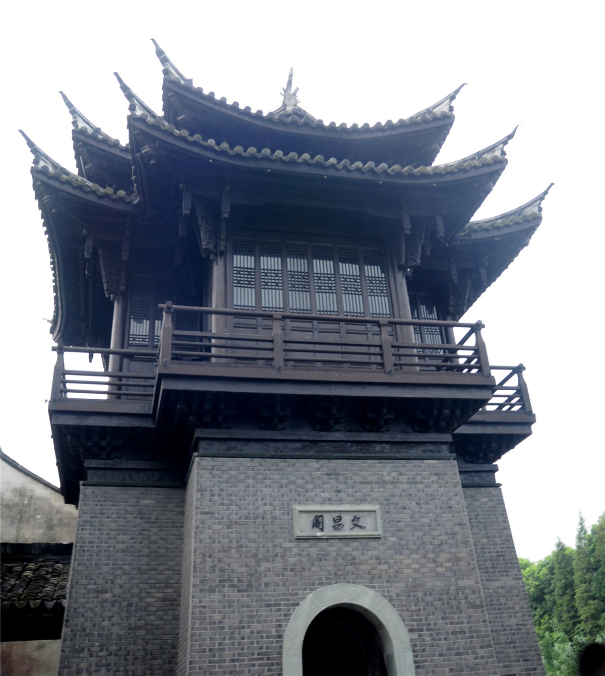 西栅的白莲寺,文昌阁,喜庆堂,昭明书馆,水剧场等游人打卡景点比比皆是