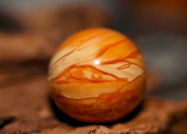 这个宝珠又叫  凤凰胆,据说是武丁在一座崩塌的山峰中找到的.