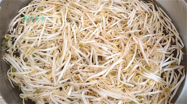 不喜欢吃火腿的话,可以切一点瘦肉丝4,青椒一分为二,把青椒籽整理干净