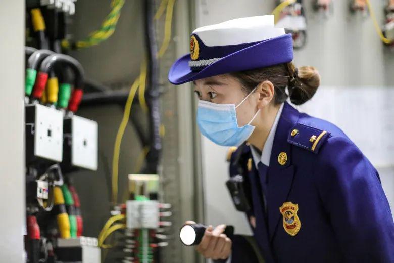 五一最美工作照丨逆行而过的身影是世间最美的守护