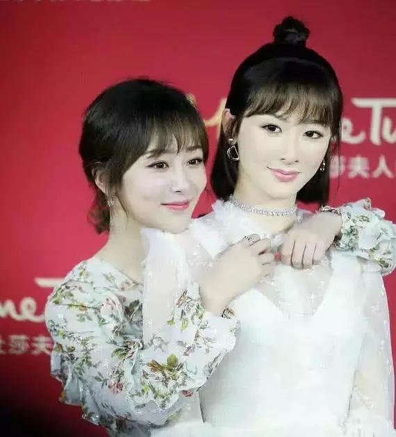 杨紫为蜡像揭幕莫名撞脸毛晓彤称不想和张一山站在一起