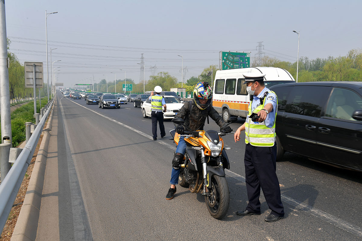因占用高速公路应急车道行驶,这名摩托车驾驶员被处以驾驶证记6分