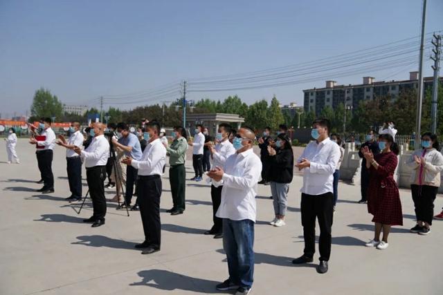 在欢迎仪式上我县授予赵明"巨鹿县援鄂抗疫最美退役军人"荣誉称号.