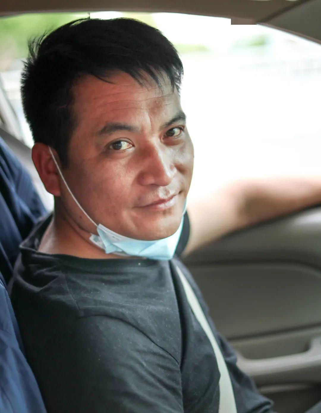 口罩下的笑脸 | 摄影学子致敬那些平凡的劳动者_人物