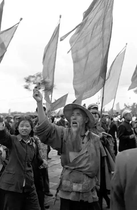 1951年5月1日,上海市各界人民举行庆祝"五一"国际劳动节游行