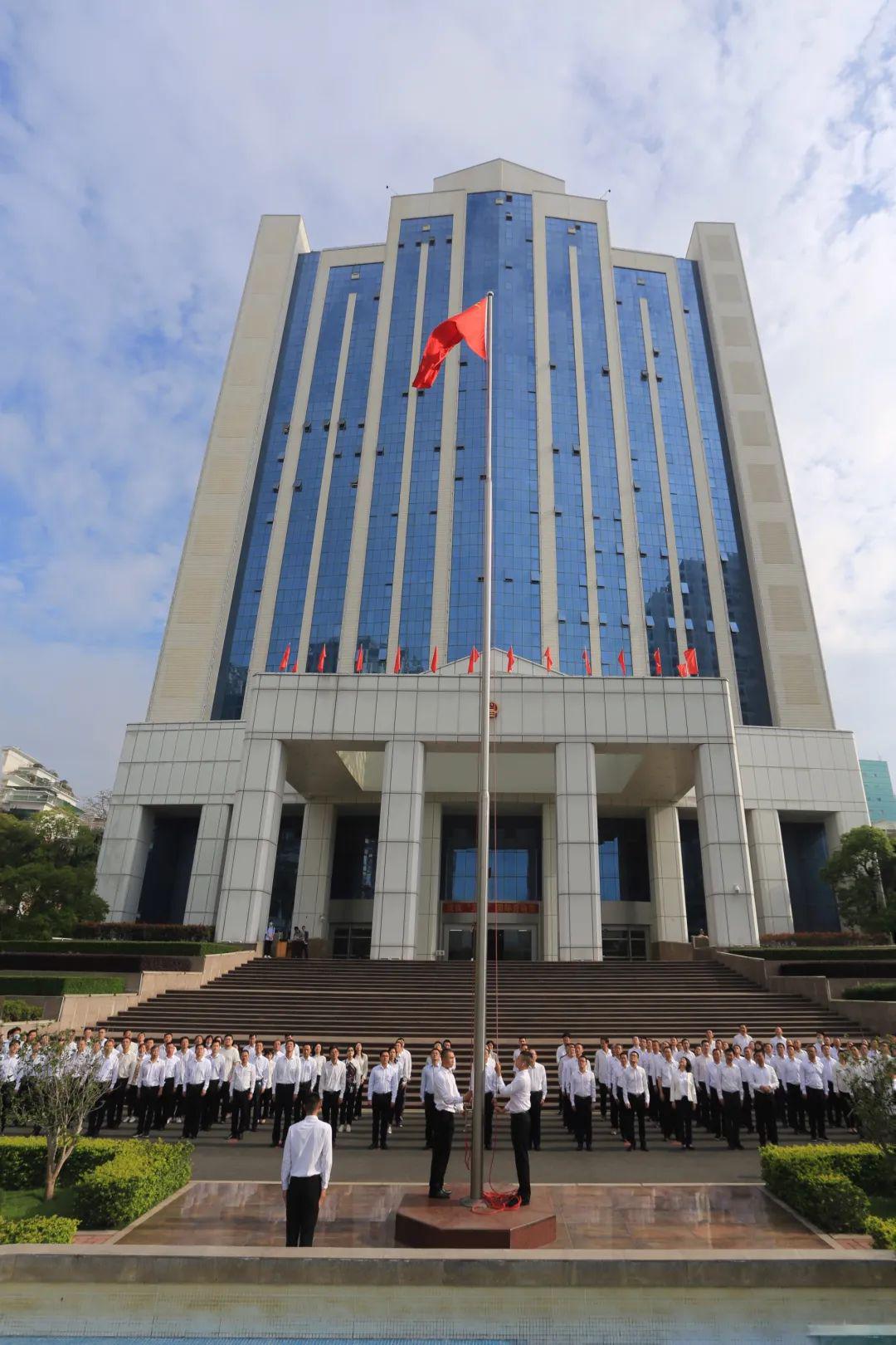 致敬劳动者奋进新时代│市委市政府举行国际劳动节升国旗仪式