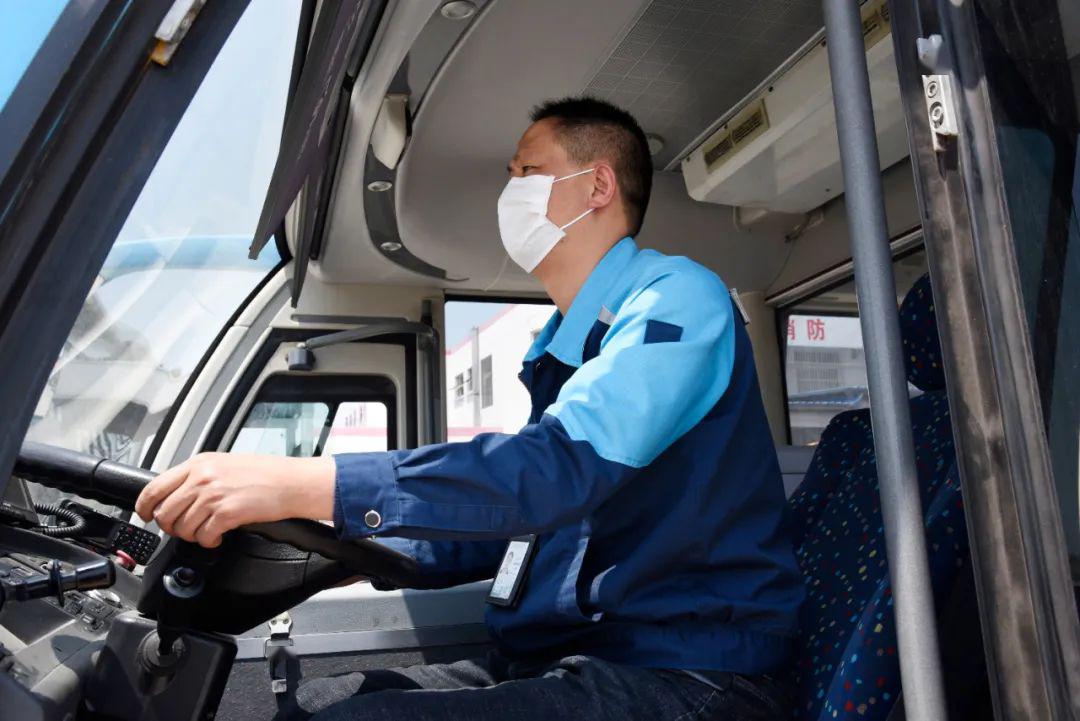 摆渡车司机吴正东京东物流全球枢纽工地建设工程师钱进杰(左一),朱琦