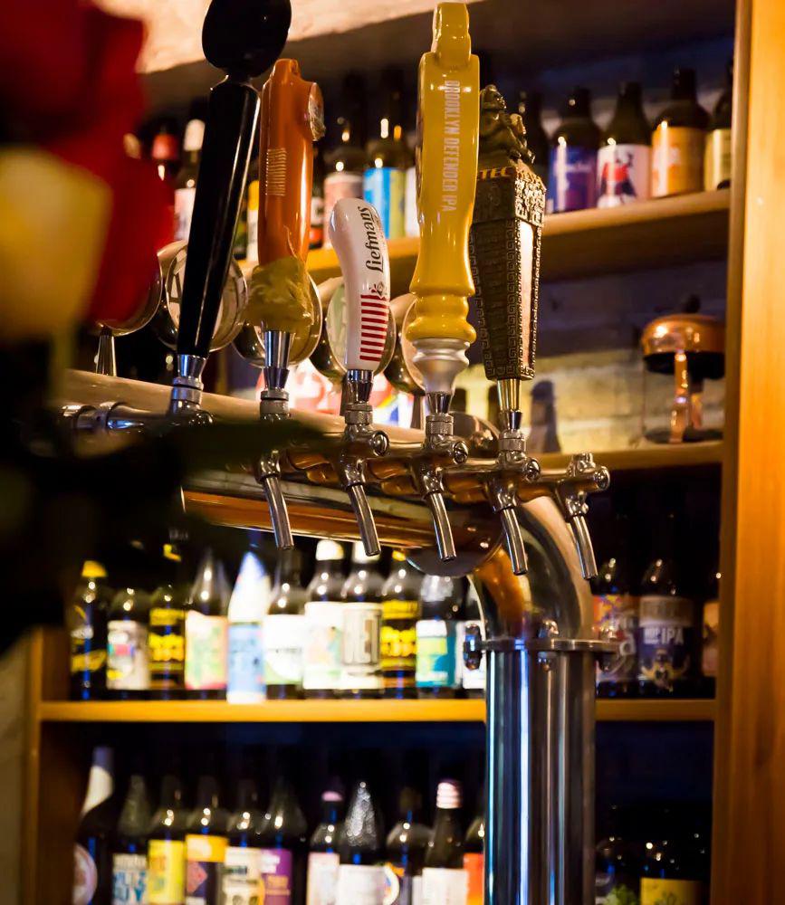 毛坯房!泉州万达这家精酿酒吧, 没装修就敢开?_送果盘