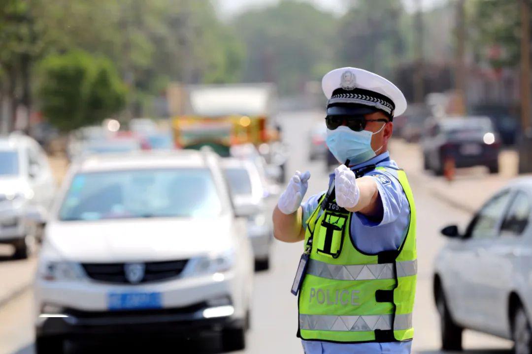 渭南日报文明交通致敬最美劳动者假日坚守你最美