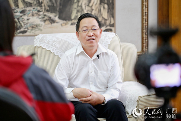 来宾市委常委,忻城县委书记李振品接受人民网专访