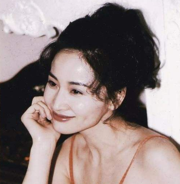 于莉是中国内地女演员,原本是一位舞蹈演员,后来因为意外不小心跌断
