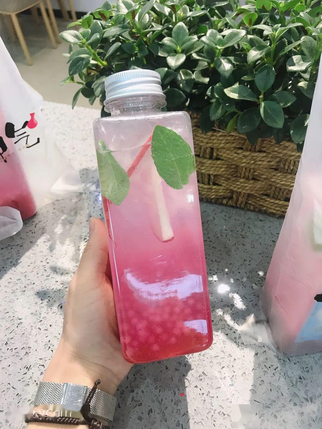 超美味颜值爆表单品粉珍珠嫩仙草奶茶02轻咬一口富有嚼劲的"粉珍珠"