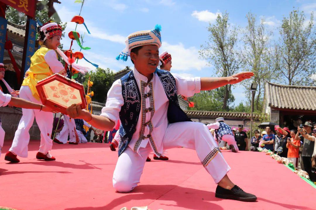 白族金花舞起霸王鞭阿鹏敲起八角鼓,幸福高唱民族调…将白族特色文化