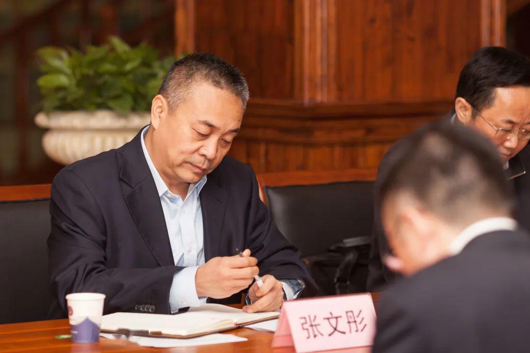 武汉市人大常委会主任,市委副书记,市委组织部部长胡立山(左一)(时任