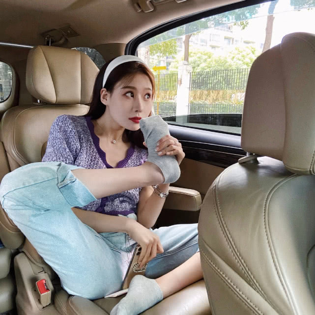 温婉晒照闻臭脚丫子,好接地气好可爱好漂亮,不过裤子也是真个性_照片