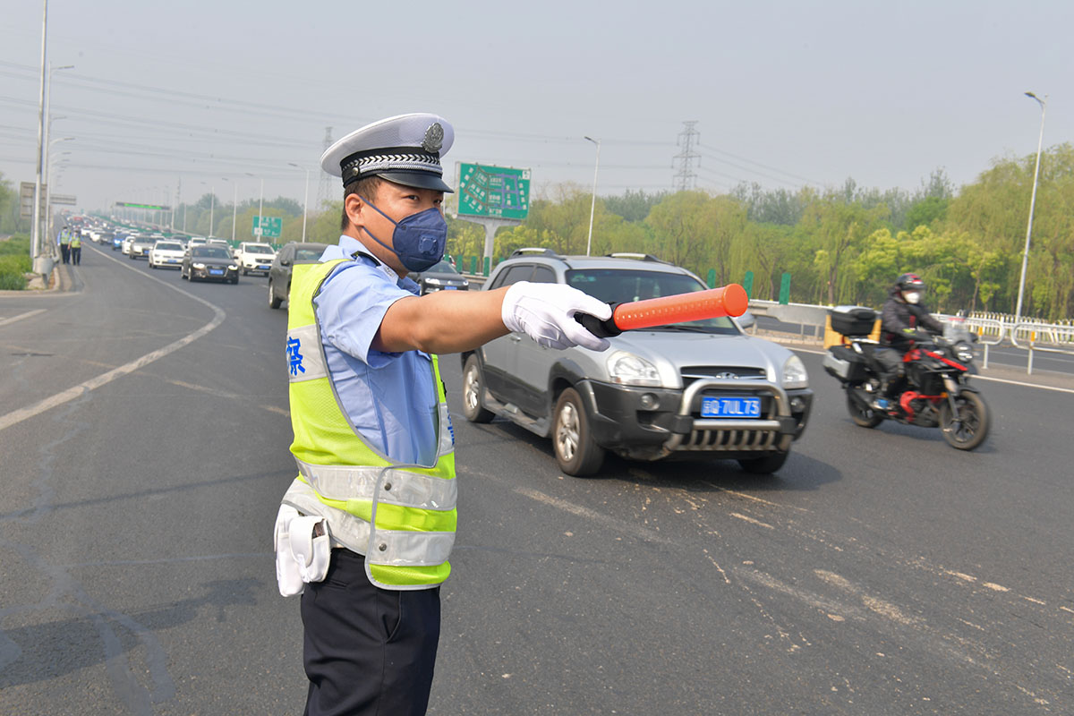 五一假期首日迎出行高峰 北京交警提示:明天上午全市各高速继续迎车流