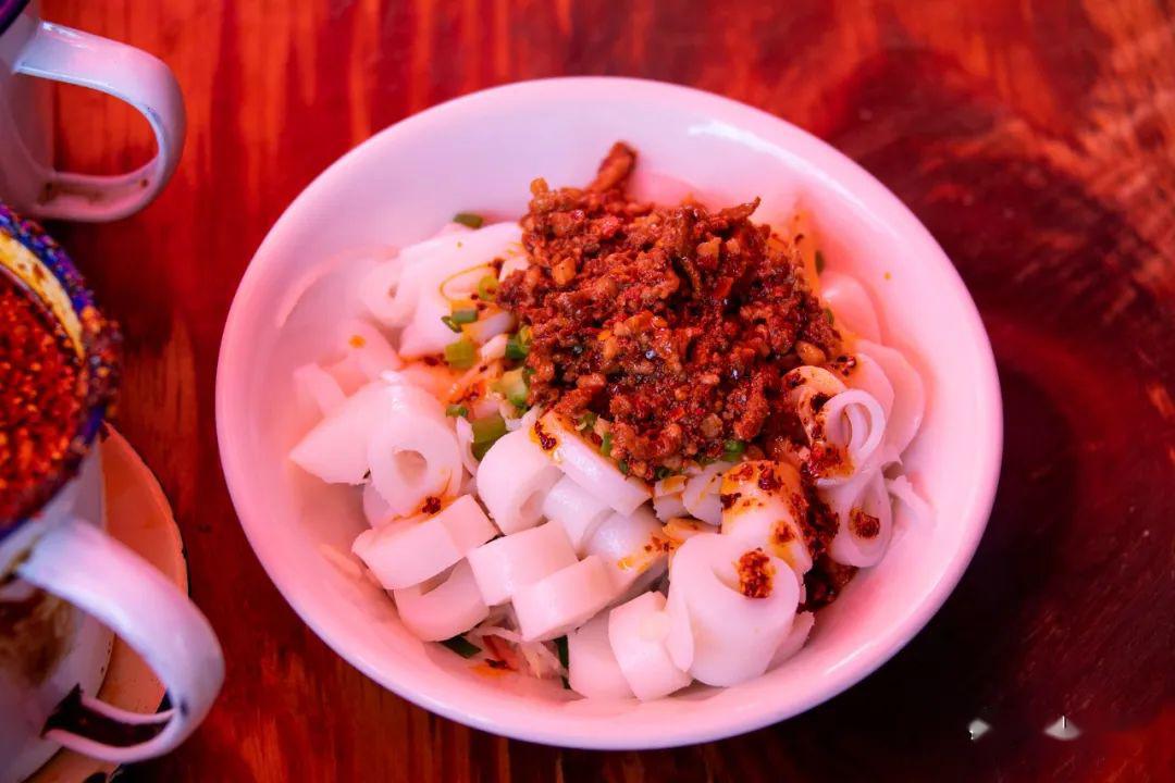 的卷粉,融合在一起,白的,绿的,红的,黑的,色彩都齐了,这个才是巍山的