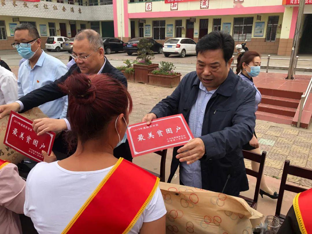 卧龙区陆营镇召开脱贫攻坚表彰誓师大会