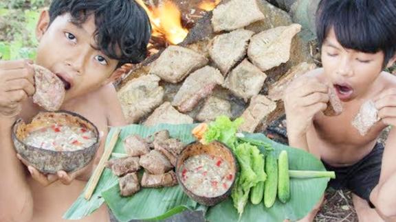 荒野小屁孩这次学聪明了带着老铁一起来烤肉终于美美的吃顿肉