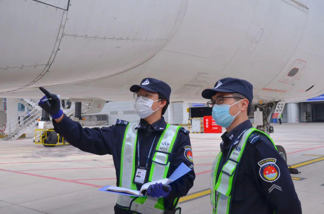 飞机监护员陈俊楠,王佳炜(从左至右)客运员张杰英航机员邹浩通讯导航