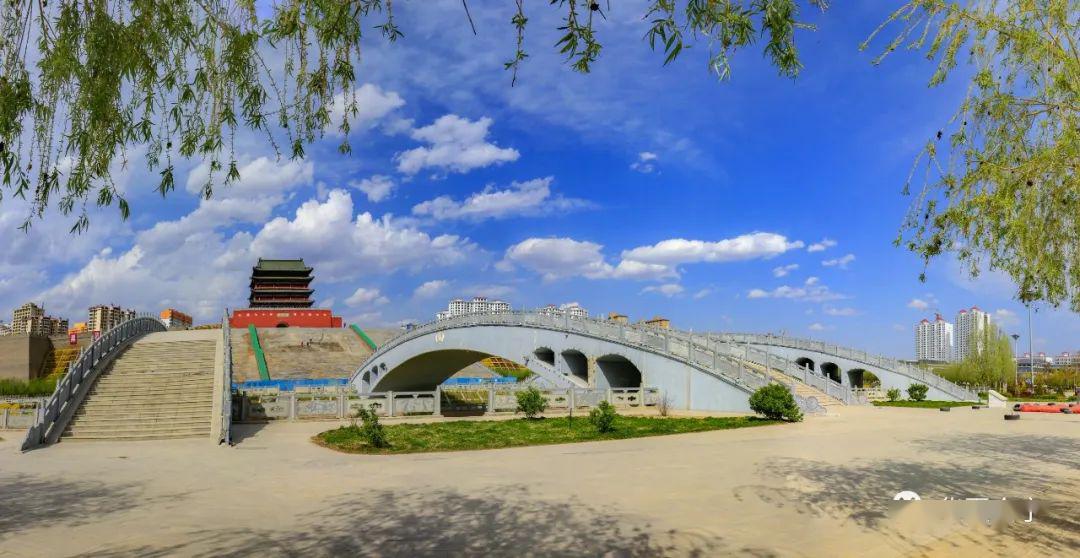蓝天白云下的会宁祖厉河边汉唐街