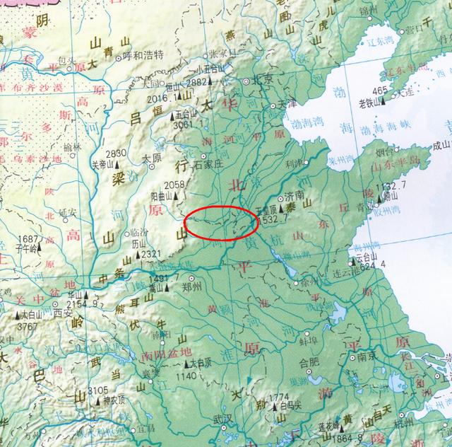 从宏观上看就位于华北平原的中间位置,同时又由于太行山脉和山东丘陵