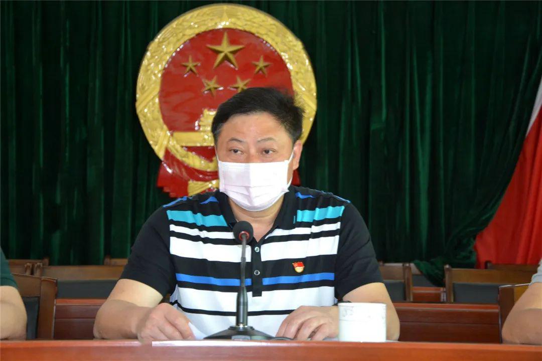 会上,镇纪委书记陈明曦对上级查处的典型案例进行了通报,以案明纪,以