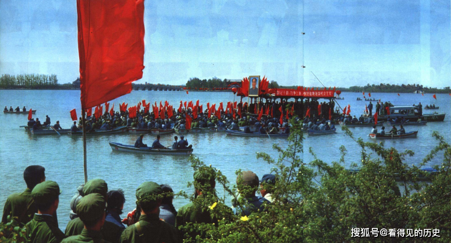 1971年五一劳动节 北京颐和园举行盛大游园会 来了不少外国朋友