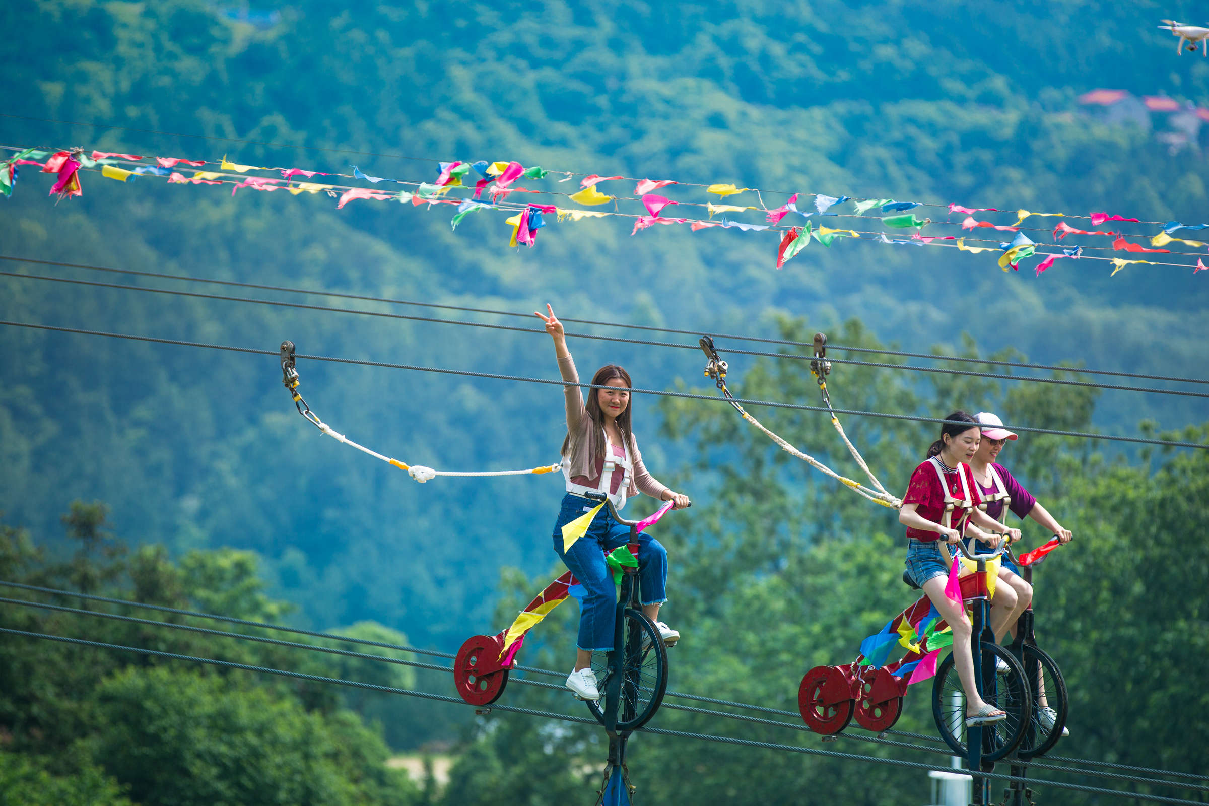 滑车是整个亚洲第二,湖北地区唯一的游乐项目,全长1800米,沿高山自上