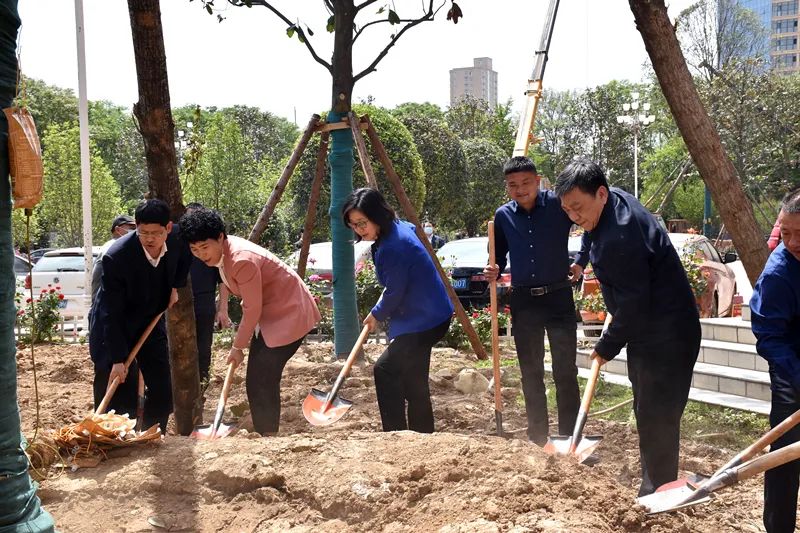 市林业局局长余泽厚,南阳一中领导班子成员酒明衍,黄迎辉,赵学敏,吴长