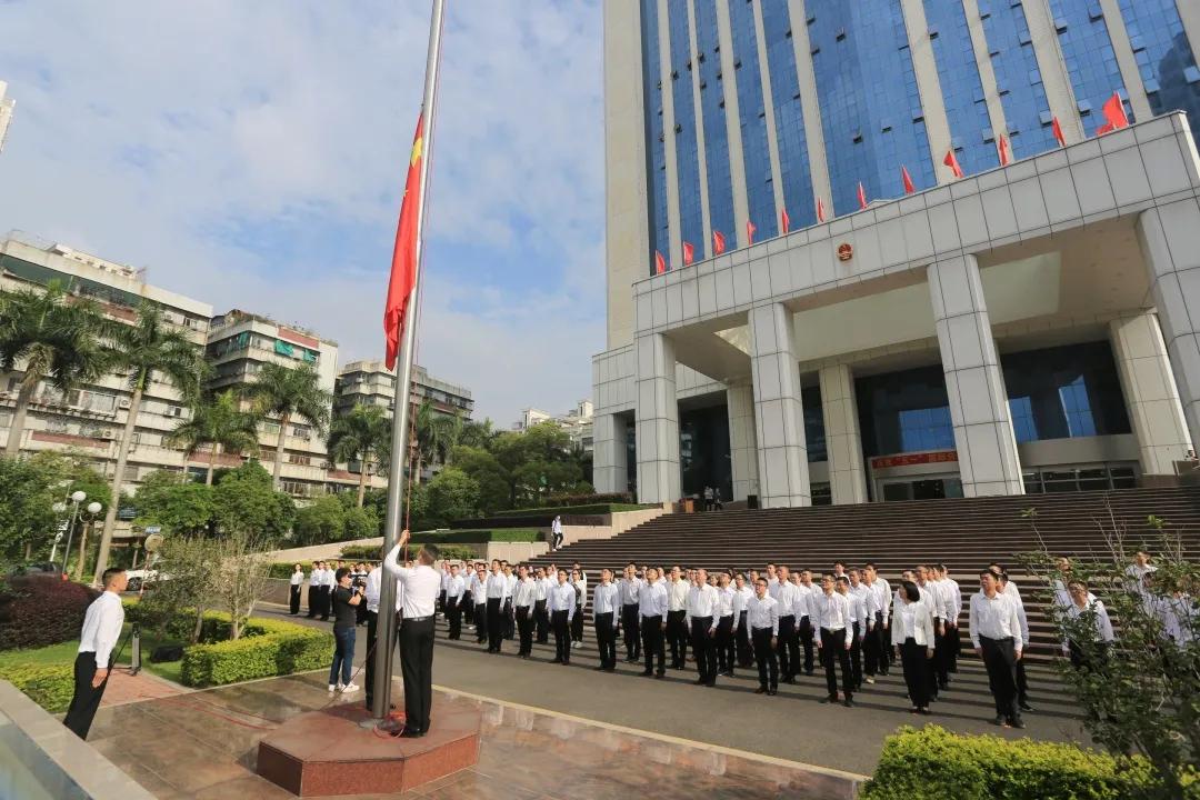 汕头市委市政府举行国际劳动节升国旗仪式