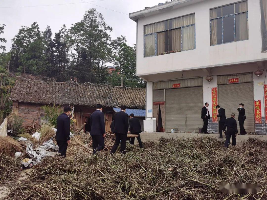 4月30日,盤州市人民法院組織人員,統一安排部署,對雞場坪,淤泥,舊營