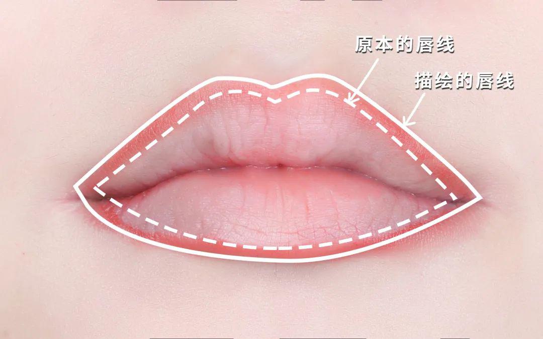 step1这时候就要采用唇线外扩的画法,忽略原本的唇线,重新打造唇部