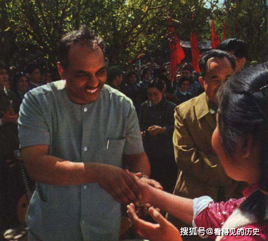 1971年五一勞動節 北京頤和園舉行盛大遊園會 來了不少外國朋友_中國