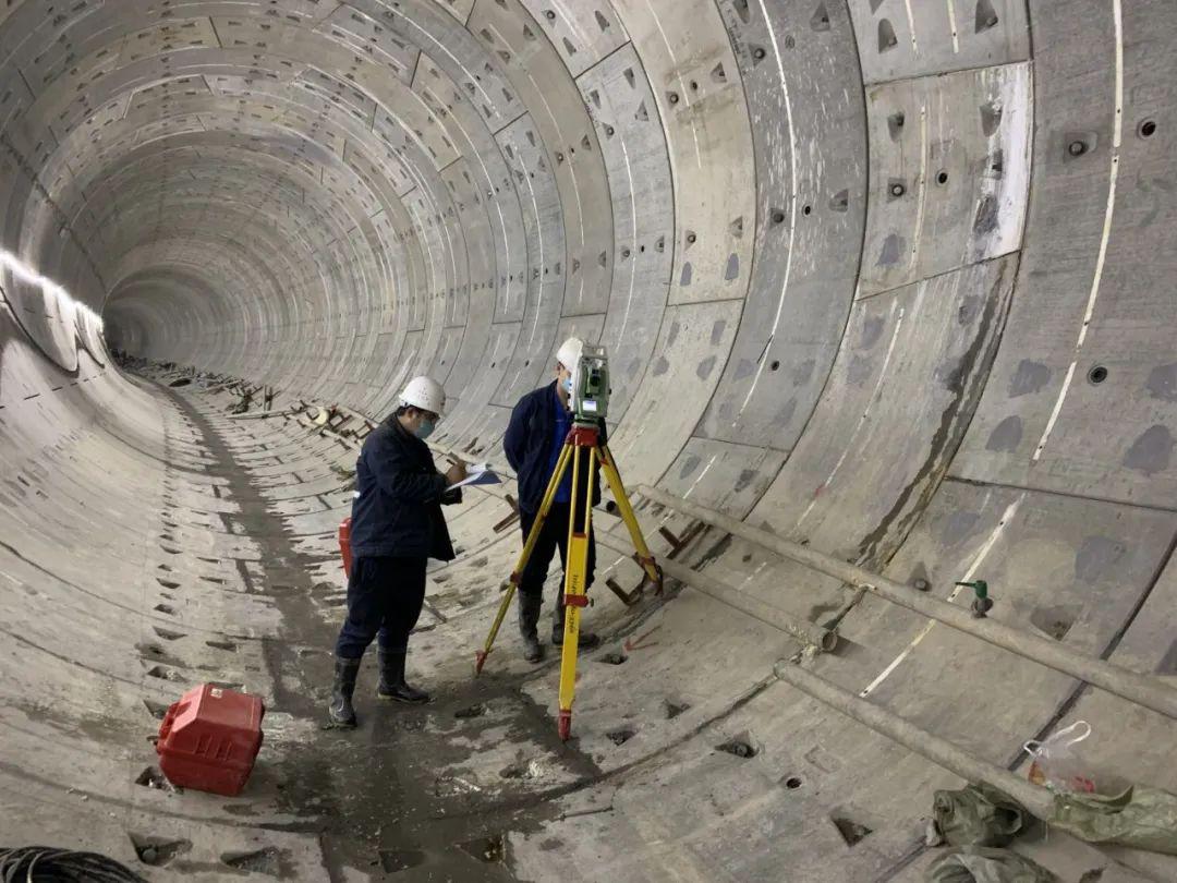 为保证按期移交铺轨节点,五一期间坚守在岗位上,进行成型隧道断面测量